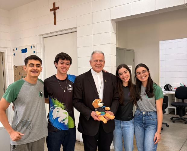 Arcebispo de Pouso Alegre visita grupos de orao na Univs e Colgio Anglo